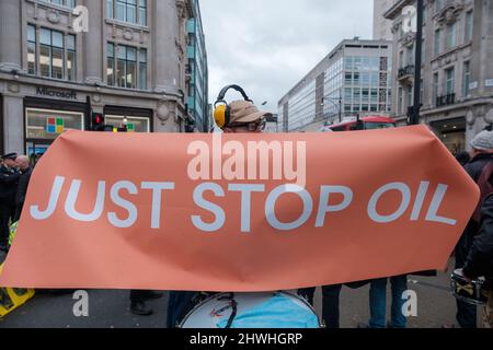 Jeunesse climat chaud protestation contre l'utilisation du pétrole à travers Londres, faisant des arrêts à diverses intersections principales dans le centre-ville Banque D'Images