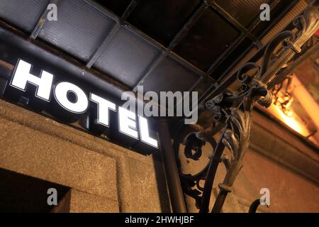 Vue sur le panneau de l'hôtel sur le mur du bâtiment la nuit Banque D'Images