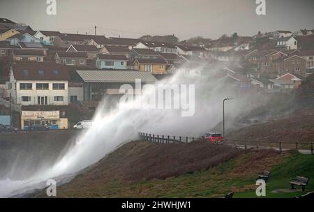 Les vagues se sont écrasent sur la route principale et la circulation locale à Limeslade Bay près de Swansea en haute mer ce matin, alors que le littoral du sud du pays de Galles ressent toute la force de Storm Eunice. Banque D'Images