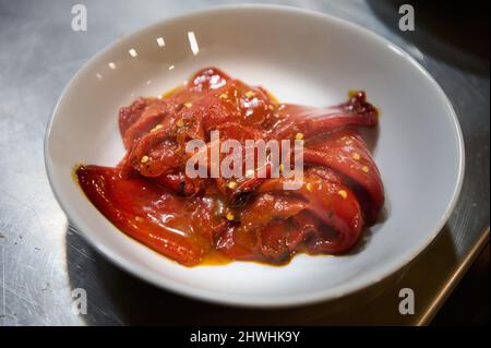 Poivrons rouges frits à l'huile d'olive Banque D'Images