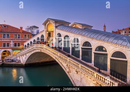 Venise, Italie au pont du Rialto, au crépuscule, sur le Grand Canal. Banque D'Images