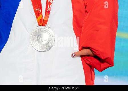 Pékin, Chine. 06th mars 2022. Paralympiques, ski alpin de Para, femmes, Super-G debout, cérémonie de remise des prix à la place des médailles de Yanqing: Marie Bochet de France avec sa médaille d'argent. Elle porte du vernis à ongles dans les couleurs de son drapeau national, le Tricolore. Credit: Christoph Soeder/dpa/Alay Live News Banque D'Images