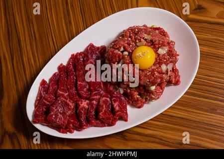 Bœuf cru de style coréen fait maison, tartare de bœuf, avec jaune d'œuf Banque D'Images