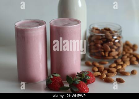 Milk shake aux fraises avec du lait d'amande frais fait maison. Prise de vue sur fond blanc Banque D'Images