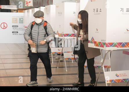 L'élection présidentielle de la Corée du Sud, le 5 mars 2022 : les électeurs ont voté à l'avance pour l'élection présidentielle de mars 9 dans un bureau de vote local à Séoul, en Corée du Sud. Credit: Lee Jae-won/AFLO/Alay Live News Banque D'Images