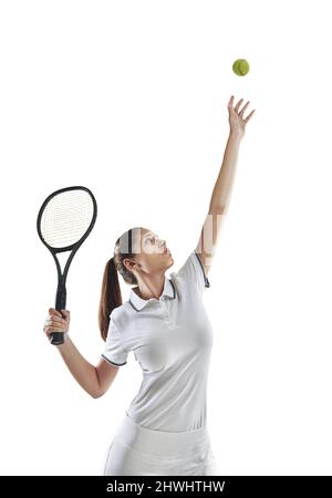 Restez calme et servez un as. Photo en studio d'une joueuse de tennis féminine se préparer à servir le ballon. Banque D'Images