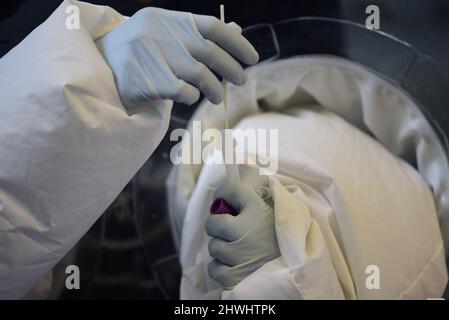 Bangkok, Thaïlande. 6th mars 2022. Le groupe Khlong Toei Dee, un bénévole de santé publique, avec ses partisans, a ouvert un test d'antigène rapide pour le COVID-19 pour les personnes de la communauté de Khlong Toei, à Bangkok, dans le contexte de l'épidémie de coronavirus variant selon la souche omicron-COV-2. (Credit image: © Teera Noisakran/Pacific Press via ZUMA Press Wire) Credit: ZUMA Press, Inc./Alamy Live News Banque D'Images