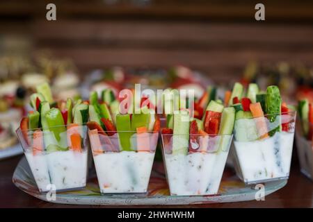 Le buffet à la réception. Assortiment de canapés sur panneau en bois. Service de banquet. Restauration, en-cas avec différents types de fromage et de viande. Partie C Banque D'Images