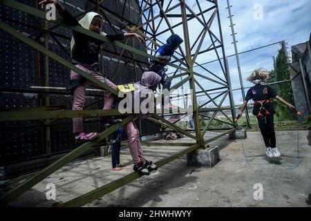 (220306) -- TANGERANG DU SUD, 6 mars 2022 (Xinhua) -- les filles se préparent avant de participer à un concours régional d'escalade pour les élèves de 7 à 12 ans au Tangerang du Sud, dans la province de Banten, en Indonésie, le 6 mars 2022. (Photo par Agung Kuncahya B./Xinhua) Banque D'Images