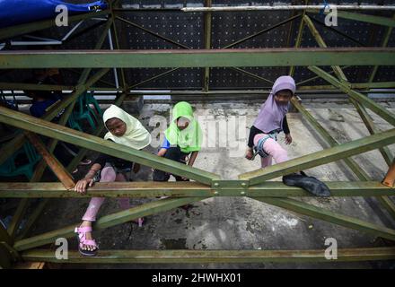 (220306) -- TANGERANG DU SUD, 6 mars 2022 (Xinhua) -- les filles se préparent avant de participer à un concours régional d'escalade pour les élèves de 7 à 12 ans au Tangerang du Sud, dans la province de Banten, en Indonésie, le 6 mars 2022. (Photo par Agung Kuncahya B./Xinhua) Banque D'Images