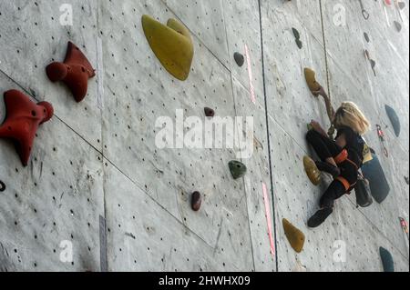 (220306) -- TANGERANG DU SUD, le 6 mars 2022 (Xinhua) -- Une jeune fille grimpe lors d'une compétition régionale d'escalade pour les élèves âgés de 7 à 12 ans au Tangerang du Sud, dans la province de Banten, en Indonésie, le 6 mars 2022. (Photo par Agung Kuncahya B./Xinhua) Banque D'Images