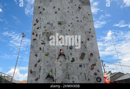 (220306) -- TANGERANG DU SUD, 6 mars 2022 (Xinhua) -- les filles participent à une compétition régionale d'escalade pour les élèves de 7 à 12 ans au Tangerang du Sud, dans la province de Banten, en Indonésie, le 6 mars 2022. (Photo par Agung Kuncahya B./Xinhua) Banque D'Images