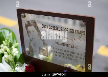 Tarragone, Espagne, mars 6th 2022: L'assassinat de Juan Gabriel Rodrigo Knafo a été commémoré aujourd'hui avec la pose d'une offrande florale sur le monolithe qui commémore le site où il a été assassiné en 1976 crédit: Christian Creixell/Alay Live News Banque D'Images