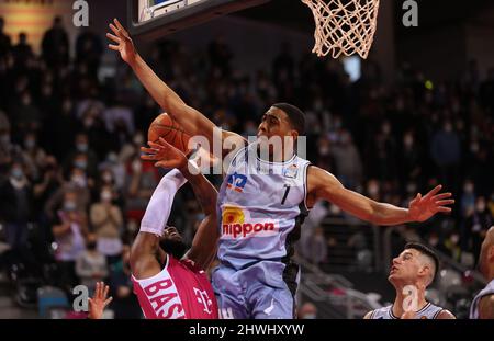 Bonn, Allemagne. 05th mars 2022. Telekom Dome, Basketball Bundesliga, Matchday 23, BBL, Telekom paniers Bonn vs Hakro Merlins Crailsheim, Javontae Hawkins (Bonn), Jaren Lewis (Crailsheim) bataille pour le ballon. Crédit : Juergen Schwarz/Alay Live News Banque D'Images