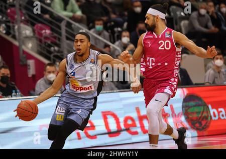 Bonn, Allemagne. 05th mars 2022. Telekom Dome, Basketball Bundesliga, Matchday 23, BBL, Telekom paniers Bonn vs Hakro Merlins Crailsheim, Jaren Lewis (Crailsheim), Jeremy Morgan (Bonn) se disputent le ballon. Crédit : Juergen Schwarz/Alay Live News Banque D'Images