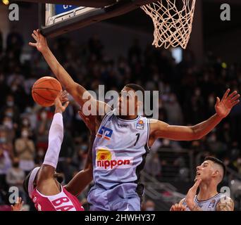 Bonn, Allemagne. 05th mars 2022. Telekom Dome, Basketball Bundesliga, Matchday 23, BBL, Telekom paniers Bonn vs Hakro Merlins Crailsheim, Javontae Hawkins (Bonn), Jaren Lewis (Crailsheim) bataille pour le ballon. Crédit : Juergen Schwarz/Alay Live News Banque D'Images