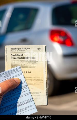 Documents administratifs pour véhicules français. Certificat d'enregistrement, également appelé carte grise et carte d'assurance internationale Banque D'Images