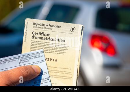 Documents administratifs pour véhicules français. Certificat d'enregistrement, également appelé carte grise et carte d'assurance internationale Banque D'Images