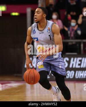 Bonn, Allemagne. 05th mars 2022. Telekom Dome, Basketball Bundesliga, Matchday 23, BBL, Telekom paniers Bonn vs Hakro Merlins Crailsheim, Jaren Lewis (Crailsheim) contrôle le ballon. Crédit : Juergen Schwarz/Alay Live News Banque D'Images