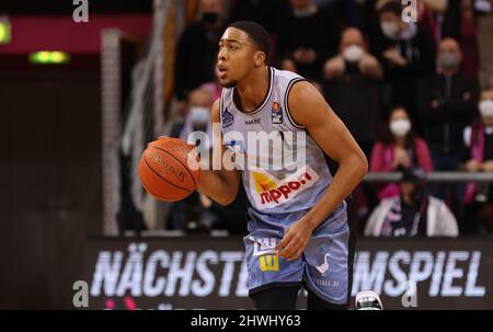 Bonn, Allemagne. 05th mars 2022. Telekom Dome, Basketball Bundesliga, Matchday 23, BBL, Telekom paniers Bonn vs Hakro Merlins Crailsheim, Jaren Lewis (Crailsheim) contrôle le ballon. Crédit : Juergen Schwarz/Alay Live News Banque D'Images