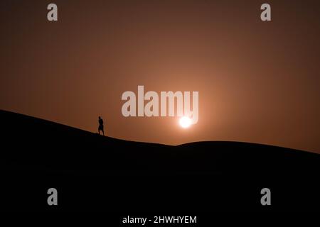 Taille de la triste Dues dans le désert du Sahara au coucher du soleil Banque D'Images