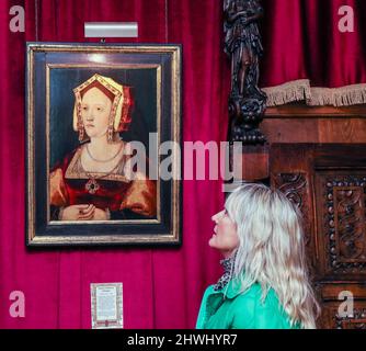 Kent Edenbridge, Royaume-Uni 06 mars 2022 dans le cadre de l'exposition à venir au château de Hever d'Ann Boleyn arrivée capitale, l'erreur historique récemment trouvée de la peinture de Katherine Parr dépeint la mauvaise Katherine. La recherche a révélé qu'elle dépeint en fait la première femme du roi Henri VIII, Katherine d'Aragon, le roi Henry la première femme du VIII et non celle qui a survécu au roi, Paul Quezada-Neiman/Alay Live News Banque D'Images