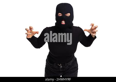 Portrait d'une jeune personne anonyme vêtue d'une tenue noire et d'une balaclava isolée sur fond blanc. Concept d'art, de mode, d'anti-terrorism Banque D'Images