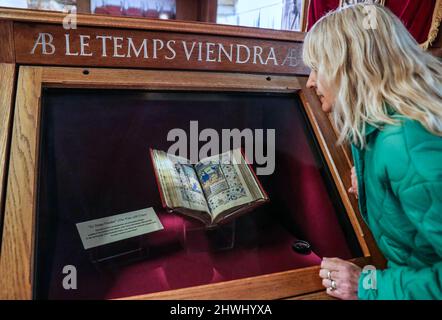 kent Edenbridge, Royaume-Uni 06 mars 2022 le château de Hever « devenir Anne », commémorant le 500th anniversaire de l'arrivée capitale d'Anne Boleyn à la Cour d'Henry VIII.le temps Viendra (le moment sera venu, Ce Livre des heures a été manuscrit et illuminé à Bruges, probaralement dans l'atelier des maîtres des manuscrits de Dieu entre 1410 et 1450.sur la page d'ouverture des Psaumes penentiels Anne Boleyn a écrit les mots poignants ,le temps Viendra ouverture 4 mars. Paul Quezada-Neiman/Alamy Live News Banque D'Images