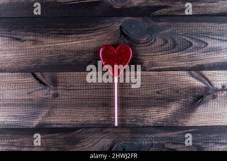 créole en forme de coeur sur une table en bois Banque D'Images