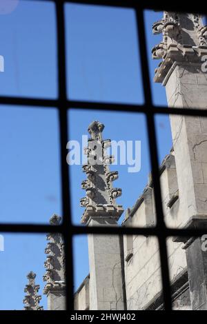 Une vue à travers une fenêtre gothique médiévale à l'extérieur. Banque D'Images