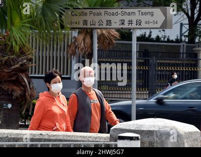 Hong Kong. 6th mars 2022. Des personnes portant des masques de visage marchent dans une rue dans le sud de la Chine Hong Kong, le 6 mars 2022. Crédit : Lo Ping Fai/Xinhua/Alamy Live News Banque D'Images