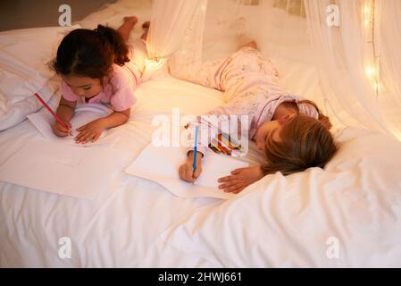 J'ADORE les lueurs. Photo de petites filles mignonnes ayant un sleepover. Banque D'Images