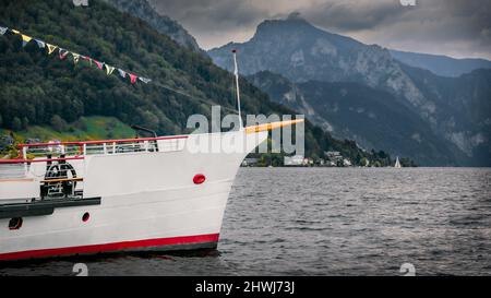 Bateau dans le lac de Traunsee, montagnes nuageux en arrière-plan Banque D'Images