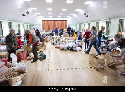 Ukraine aide; volontaires triant des dons de charité pour les réfugiés ukrainiens de la guerre de Russie d'Ukraine , 2022, Grand Shelford Cambridgeshire Royaume-Uni Banque D'Images