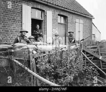 . Avant-poste du corps de canon dans un chalet (marqué d'un numéro 204A) près de Hauskerque, 1 mai 1918. Pendant la bataille de Lys (opération Georgette) Banque D'Images