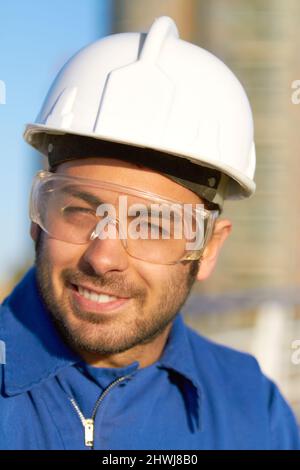 Prêt à travailler. Photo d'un travailleur de la construction à l'extérieur. Banque D'Images
