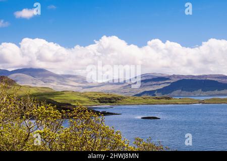 Vue sur le Loch Tuath jusqu'à la montagne Ben More surmontée d'un nuage. Fanmore, île de Mull, Argyll et Bute, Hébrides intérieures, Îles de l'Ouest, Écosse, Royaume-Uni Banque D'Images