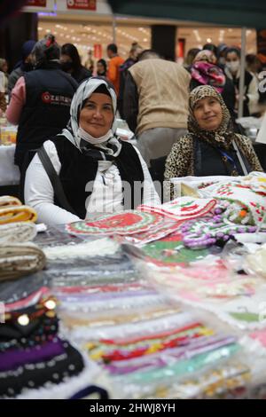 5 mars 2022, Gaziantep, Anatolie du Sud-est, Turquie : Gaziantep, Turquie. 05 mars 2022. Le conseil d'administration des femmes entrepreneurs de l'Union des chambres de Turquie organise un événement en prévision de la Journée internationale de la femme, dans la ville de Gaziantep, dans le sud de la Turquie. Plusieurs femmes entreprenantes ont installé des étals exposant leurs propres articles faits à la main, tels que des bijoux, des sacs à main et des jouets, ainsi que quelques plats faits maison. Le 08 mars, les femmes du monde entier commémorent la Journée internationale de la femme (JIF), pour se concentrer et réfléchir sur les droits des femmes, leurs réalisations culturelles, politiques et socio-économiques, et sur g Banque D'Images