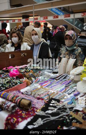 5 mars 2022, Gaziantep, Anatolie du Sud-est, Turquie : Gaziantep, Turquie. 05 mars 2022. Le conseil d'administration des femmes entrepreneurs de l'Union des chambres de Turquie organise un événement en prévision de la Journée internationale de la femme, dans la ville de Gaziantep, dans le sud de la Turquie. Plusieurs femmes entreprenantes ont installé des étals exposant leurs propres articles faits à la main, tels que des bijoux, des sacs à main et des jouets, ainsi que quelques plats faits maison. Le 08 mars, les femmes du monde entier commémorent la Journée internationale de la femme (JIF), pour se concentrer et réfléchir sur les droits des femmes, leurs réalisations culturelles, politiques et socio-économiques, et sur g Banque D'Images