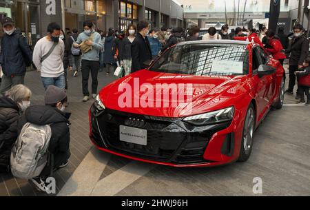 Tokyo, Japon. 06th mars 2022. AUDI RS e-tron GT est exposé à un événement à Tokyo, Japon, le dimanche 6 mars 2022. Les véhicules électriques, à pile à hydrogène et les véhicules électriques hybrides enfichables de 14 entreprises sont exposés dans cet événement. Photo par Keizo Mori/UPI crédit: UPI/Alay Live News Banque D'Images