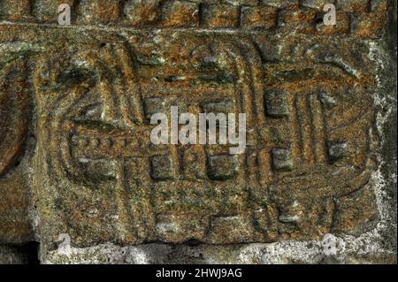 Noeud entrelacé sculpté au début du 12th siècle : détail de la porte nord romane ou normande richement sculptée de l'église paroissiale de St Sin à Quenington, Gloucestershire, Angleterre, Royaume-Uni. Banque D'Images