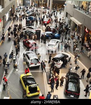 Tokyo, Japon. 06th mars 2022. Visiteurs admirant les véhicules électriques lors d'un événement à Tokyo, Japon, le dimanche 6 mars 2022. Les véhicules électriques, à pile à hydrogène et les véhicules électriques hybrides enfichables de 14 entreprises sont exposés dans cet événement. Photo par Keizo Mori/UPI crédit: UPI/Alay Live News Banque D'Images