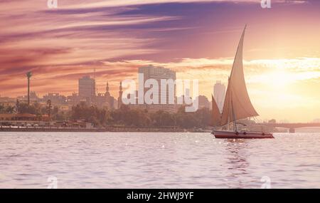 Coucher de soleil Nil blanc yacht fond d'horizon du Caire, Egypte. Banque D'Images