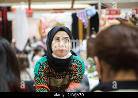 5 mars 2022, Gaziantep, Anatolie du Sud-est, Turquie : Gaziantep, Turquie. 05 mars 2022. Le conseil d'administration des femmes entrepreneurs de l'Union des chambres de Turquie organise un événement en prévision de la Journée internationale de la femme, dans la ville de Gaziantep, dans le sud de la Turquie. Plusieurs femmes entreprenantes ont installé des étals exposant leurs propres articles faits à la main, tels que des bijoux, des sacs à main et des jouets, ainsi que quelques plats faits maison. Le 08 mars, les femmes du monde entier commémorent la Journée internationale de la femme (JIF), pour se concentrer et réfléchir sur les droits des femmes, leurs réalisations culturelles, politiques et socio-économiques, et sur g Banque D'Images