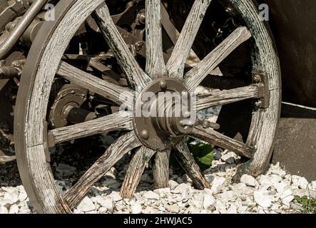 Ancienne roue de chariot en bois de l'ancienne arme à feu Banque D'Images