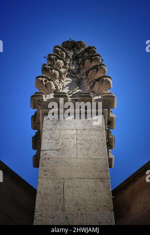 Une tour médiévale en pierre sculptée dans le style gothique. Banque D'Images