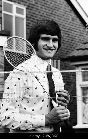 Larry Lloyd Liverpool, défenseur central, photographié jouant au badminton chez lui à Formby Lancashire septembre 1971. Banque D'Images