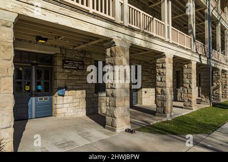 Park Administration Building, autrefois une caserne de cavalerie, dans le site historique national de fort Yellowstone, dans le parc national de Yellowstone, Wyoming, États-Unis Banque D'Images