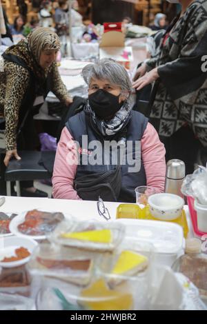 5 mars 2022, Gaziantep, Anatolie du Sud-est, Turquie : Gaziantep, Turquie. 05 mars 2022. Le conseil d'administration des femmes entrepreneurs de l'Union des chambres de Turquie organise un événement en prévision de la Journée internationale de la femme, dans la ville de Gaziantep, dans le sud de la Turquie. Plusieurs femmes entreprenantes ont installé des étals exposant leurs propres articles faits à la main, tels que des bijoux, des sacs à main et des jouets, ainsi que quelques plats faits maison. Le 08 mars, les femmes du monde entier commémorent la Journée internationale de la femme (JIF), pour se concentrer et réfléchir sur les droits des femmes, leurs réalisations culturelles, politiques et socio-économiques, et sur g Banque D'Images