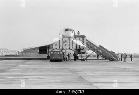 Vol d'essai du prototype 002 de la Concorde construite par les Britanniques au-dessus du golfe de Gascogne. Le vol a duré une heure et vingt-trois minutes et l'avion est allé supersonique pendant 38 minutes. Le capitaine Mark Phillips et sa fiancée, la princesse Anne, comptaient parmi les passagers du vol, dont le rêve était de voler dans l'avion. L'avion atterrit à Fairford, Gloucestershire. La photo montre : l'avion après l'atterrissage à Fairford. 23rd octobre 1973. Banque D'Images